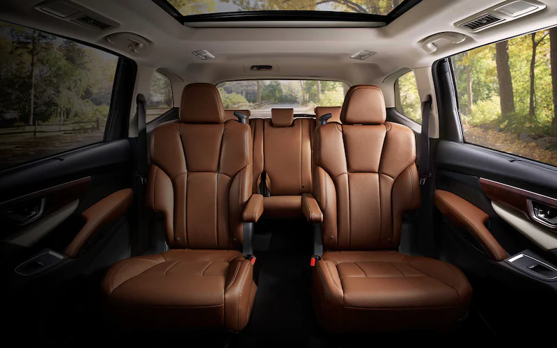 A slideshow showing the 7-passenger and 8-passenger configurations of the Subaru Ascent.